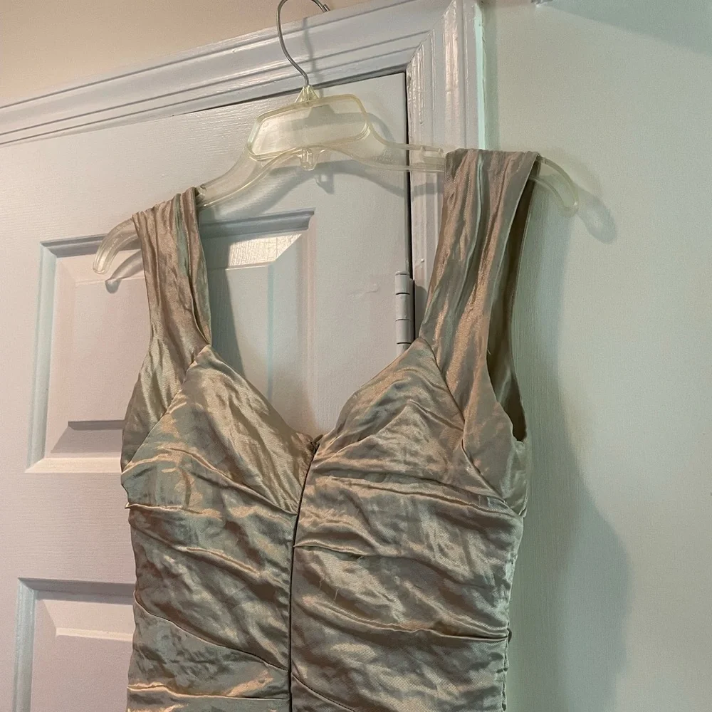 Nicole miller Elegant Gold Evening Gown this dress is stunning 😍🤩 🔥 - Picture 6 of 9